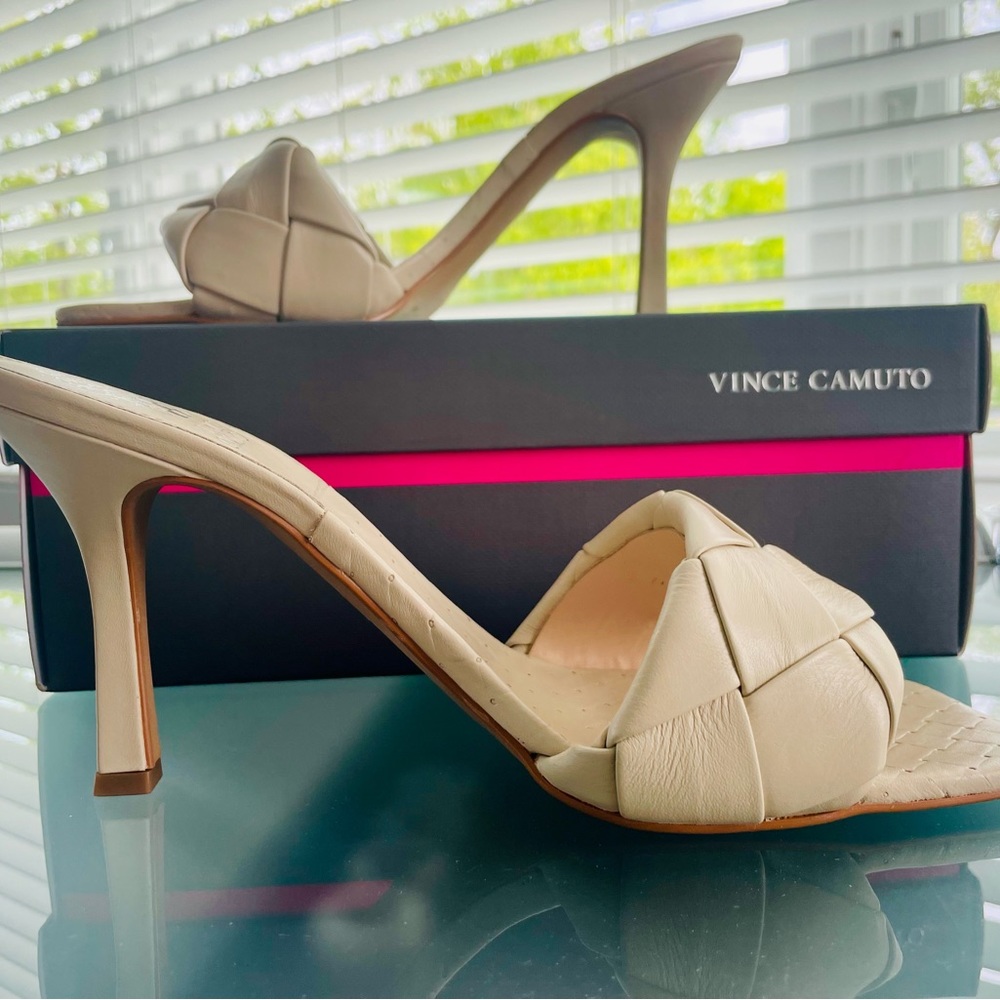 Vince Camuto slided  9.5